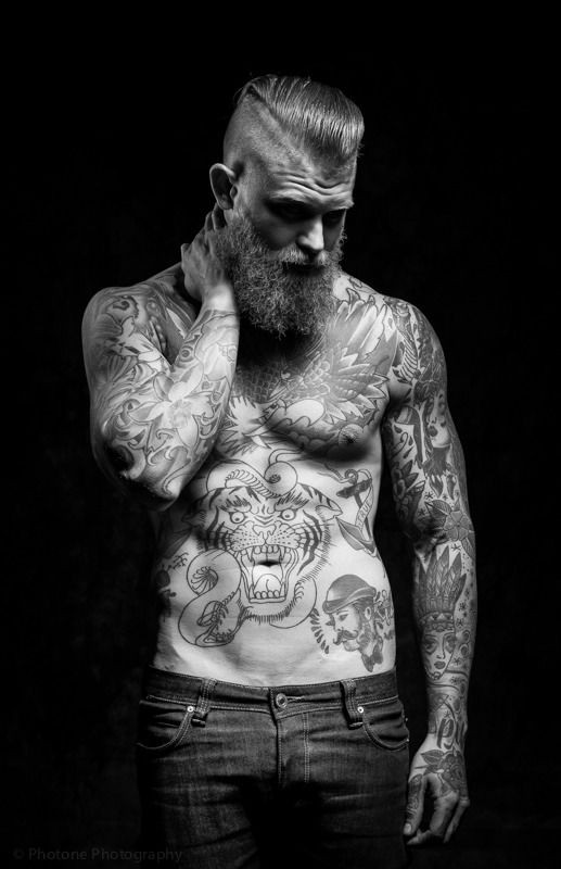 欧美男士胸部帅气的纹身