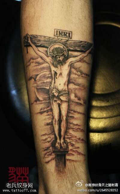 腿部耶稣纹身图案