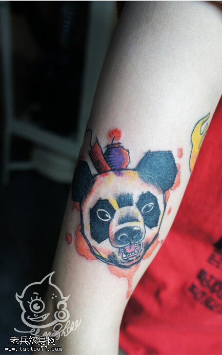 手臂彩色愤怒的熊猫纹身图案