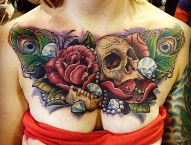 女性胸部大型V型彩色纹身