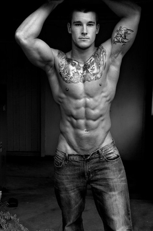 时尚界的宠儿  男士胸部纹身