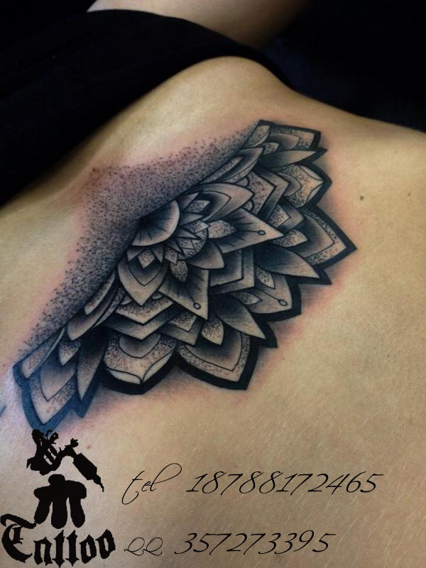 胸部时尚的花朵刺青