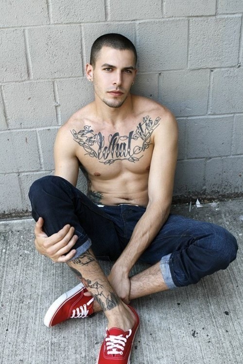 时尚界的宠儿  男士胸部纹身