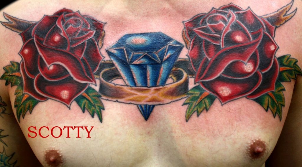 胸部个性的花朵纹身