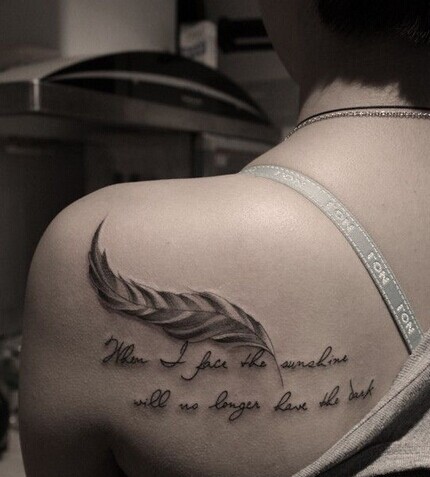 唯美漂亮的肩部英文刺青