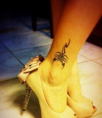简单时尚好看的蝎子图腾纹身