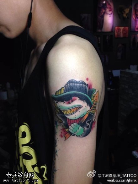 手臂彩色school个性鲨鱼纹身图案