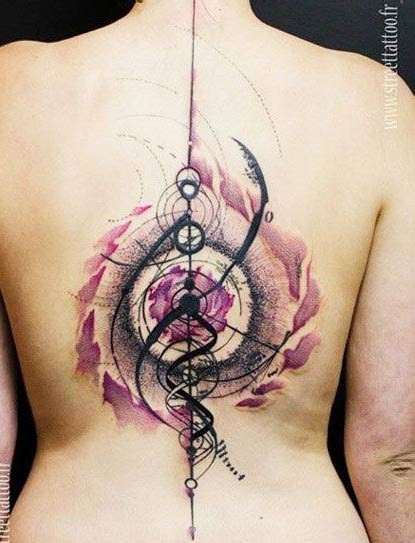 女性背部一款水墨画纹身