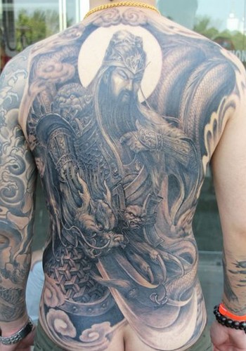 满背帅气的男人 关公纹身