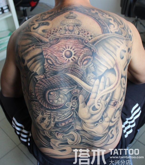 大气的满背象神纹身