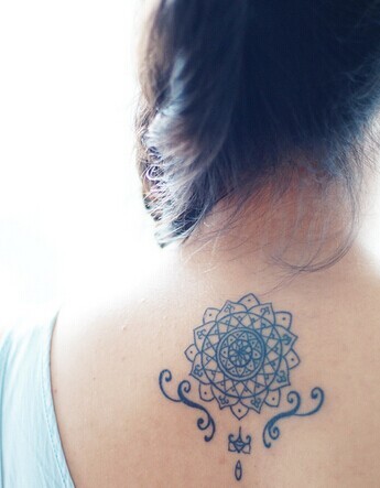 美女背部时尚好看的梵花刺青