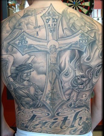 满背经典的十字架纹身