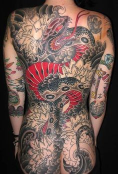 满背经典大气的蛇纹身