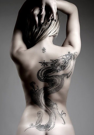 女性背部大气的中国龙纹身