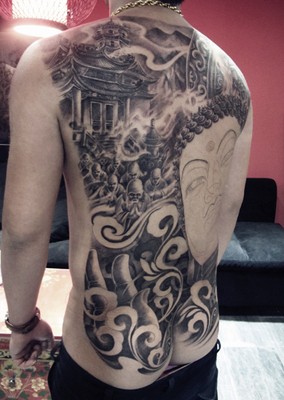 烈火堂作品——男士背部帅气的纹身