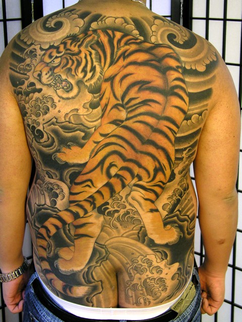 满背帅气的上山虎纹身