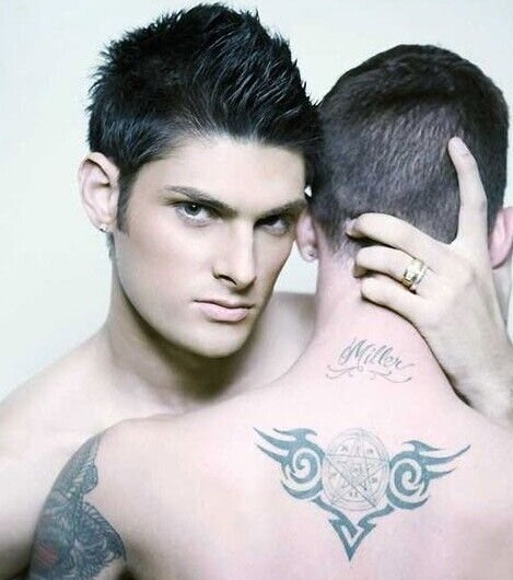 帅哥背部时尚的图腾刺青