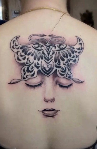 后背美女五官纹身
