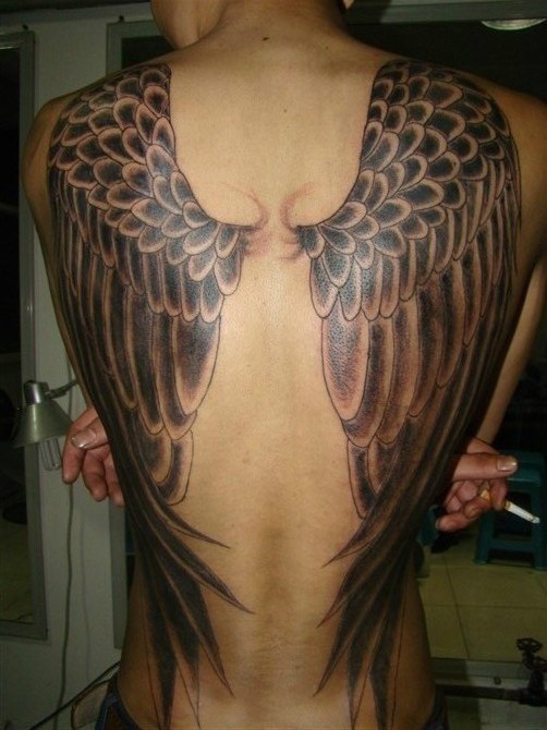 背部时尚大气的翅膀纹身