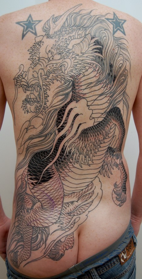 时尚经典的满背麒麟纹身