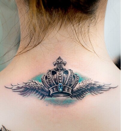 女生背部清新的图腾刺青