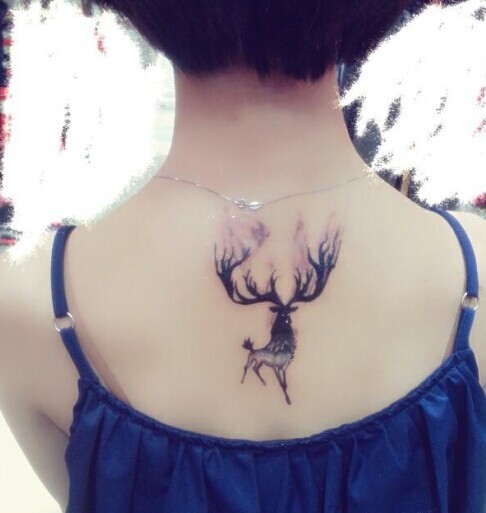 女生背部唯美漂亮的鹿纹身