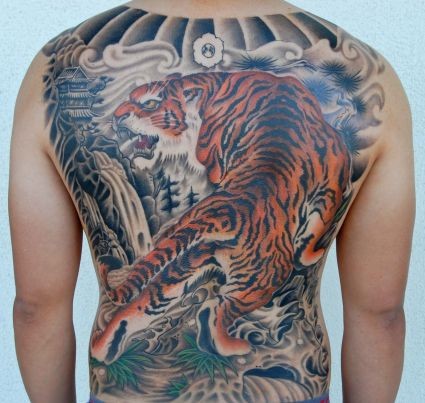 满背帅气的上山虎纹身