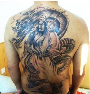 满背帅气的关二爷纹身