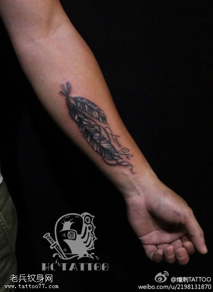 手部彩色羽毛纹身图片