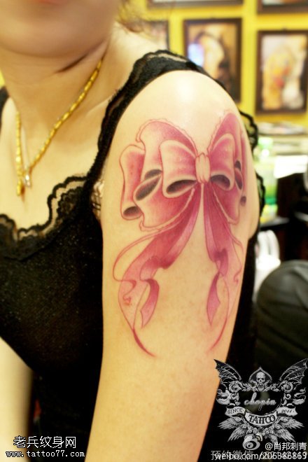 女性手臂彩色蝴蝶结纹身图片