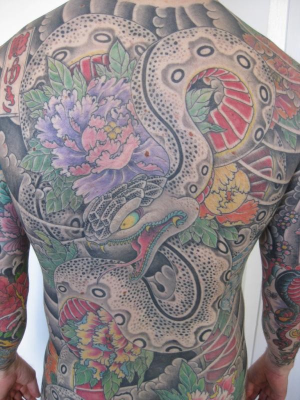 满背传统的纹身图案