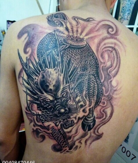 凶猛的上古神物 满背麒麟纹身
