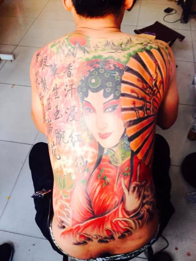 满背经典的花旦纹身