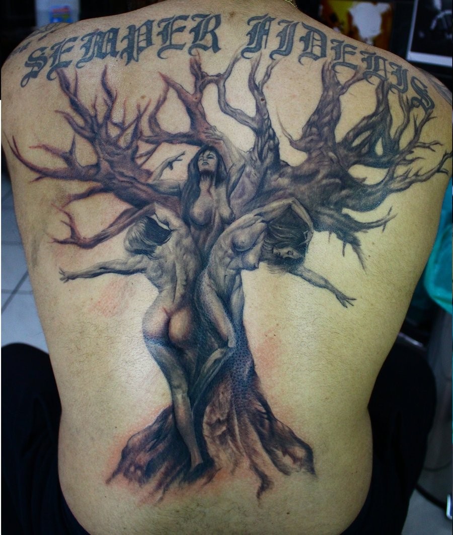 潮流个性的满背树纹身