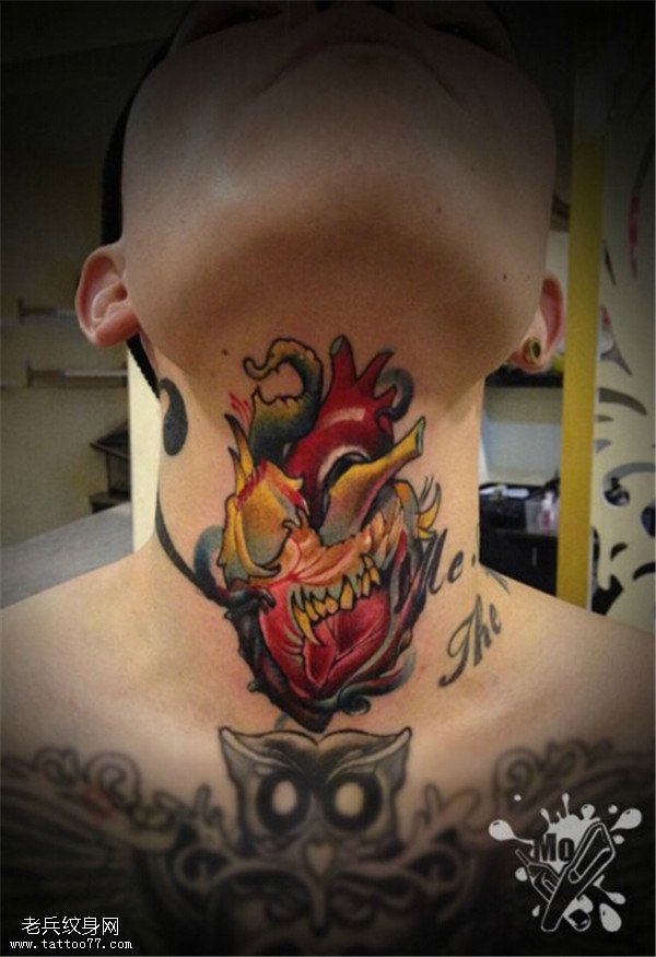 脖子彩色心脏纹身图案