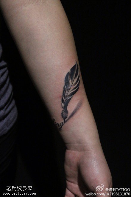 手腕羽毛纹身图片