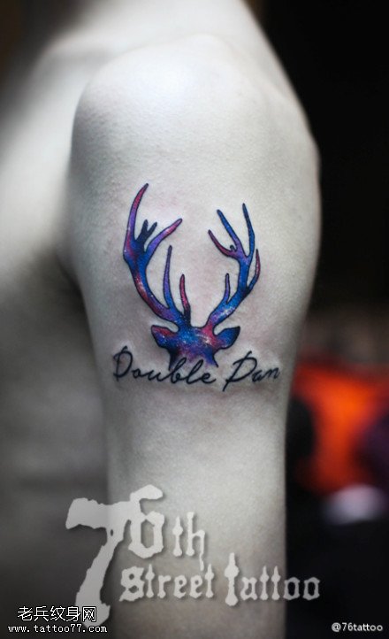 手臂彩色星空羚羊纹身图案