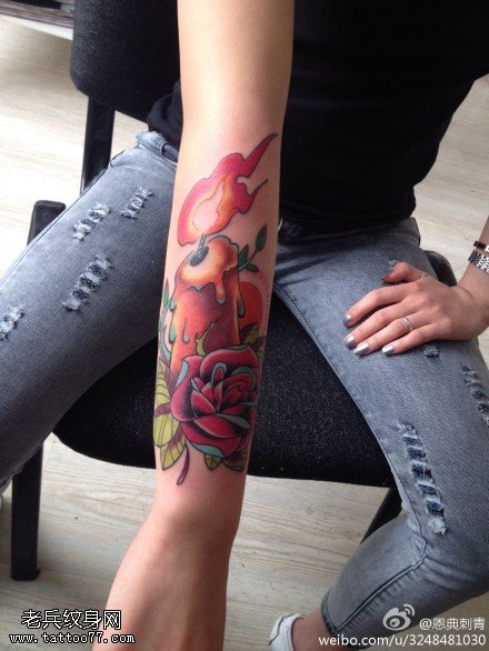 女性手臂彩色蜡烛玫瑰纹身图案