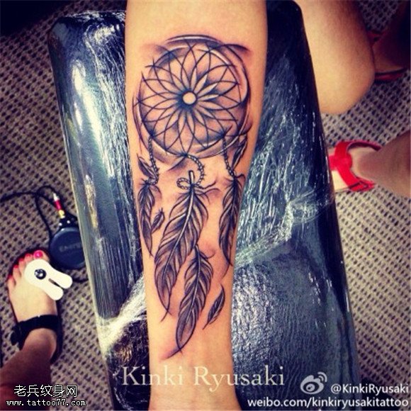 手臂捕梦网纹身图案