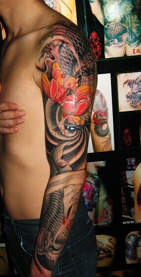 时尚帅气的鲤鱼花臂纹身