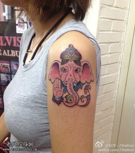手臂彩色象神纹身图案