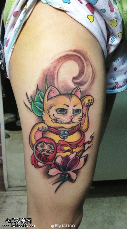 腿部彩色招财猫纹身图案