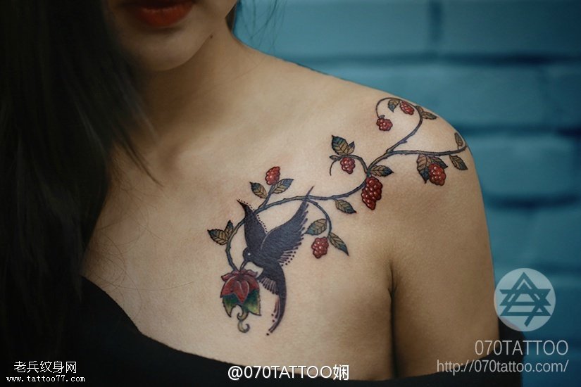 蔓藤桑葚百灵鸟纹身图案