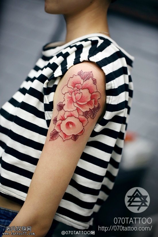 肩部单色赤红喇叭花纹身图案