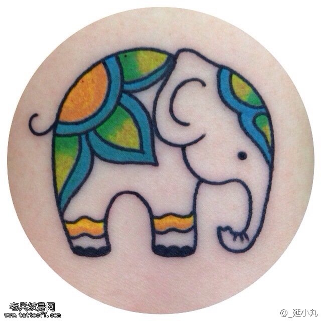 水彩镂空淡蓝色小象纹身图案