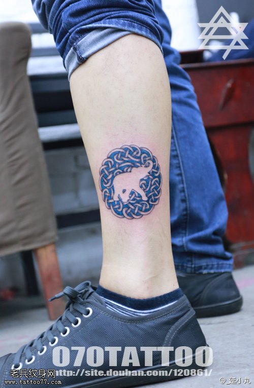 腿部蓝色小象纹身图案
