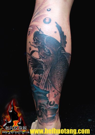 黑色腿部霸气鲤鱼纹身图案