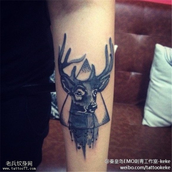 手臂羚羊纹身图案