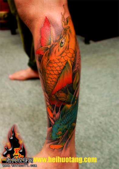 腿部金色灵动鲤鱼纹身图案