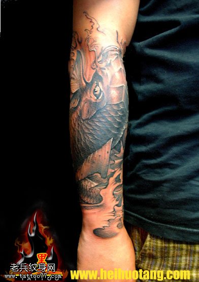 胳膊墨色中国风鲤鱼纹身图案